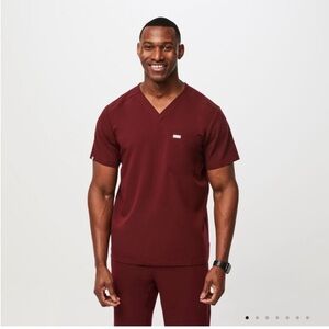 Figs Leon Three-Pocket Scrub Top in Burgundy Size Medium